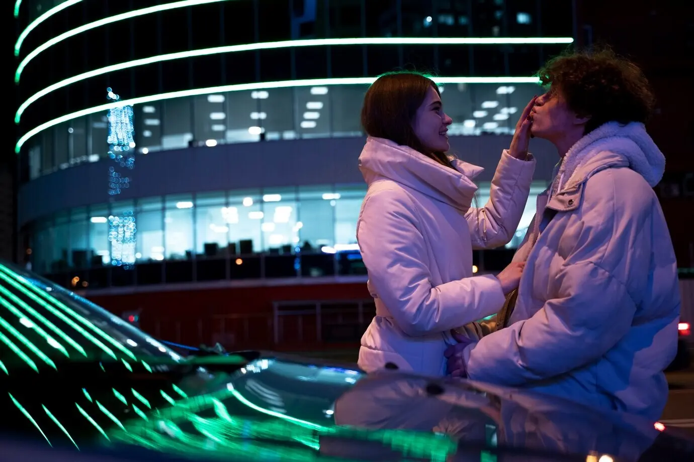 Романтическая пара в ночном городе